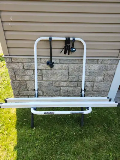 Support de vélo Arvica à installer en avant de la roulotte