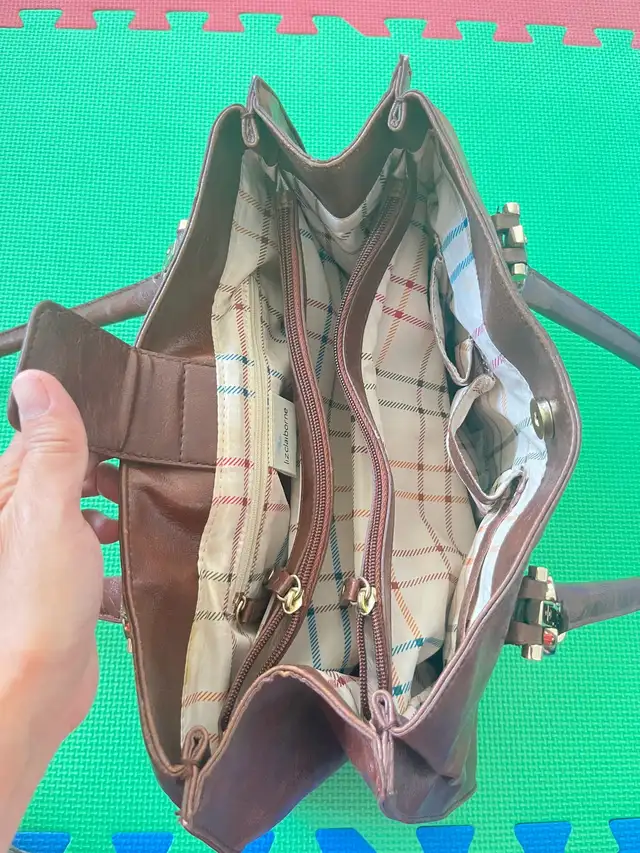 Woman’s Liz Claiborne Brown Handbag in Women's - Bags & Wallets in City of Toronto - Image 6