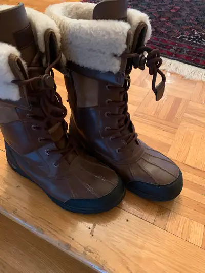 UGGS boots Great condition!! Kids model but fits adult size 6