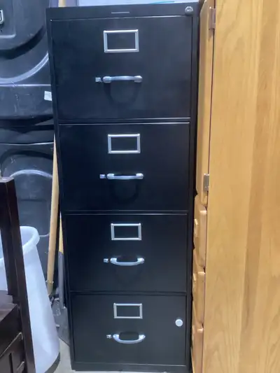 Organize your office or home workspace with this sturdy, pre-owned 4-drawer metal filing cabinet in...
