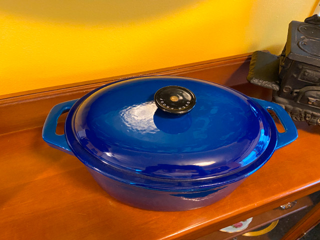 Vintage Two Tone Blue Cast Iron Enameled Oval Dutch Oven in Kitchen & Dining Wares in Oshawa / Durham Region - Image 2