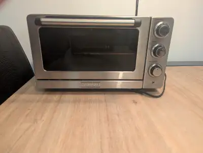 Four grille-pain gril avec convection de marque Cuisinart. Fonctionne très bien. Veuillez me contact...