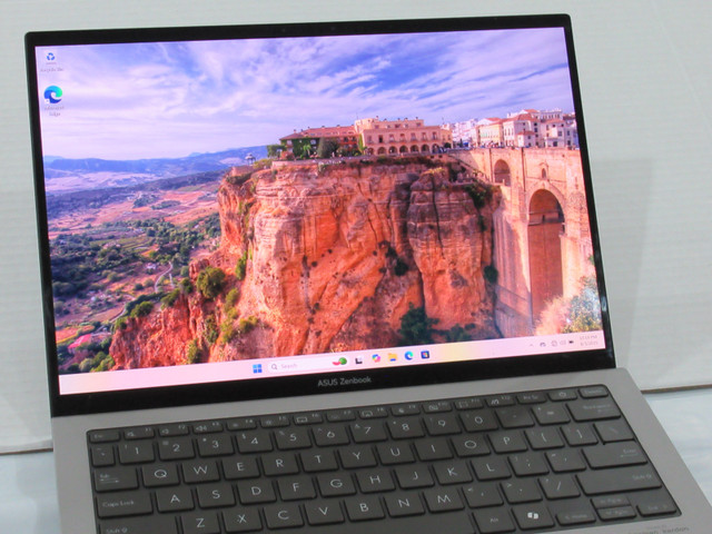 ASUS Laptop Zenbook S 13 OLED UX5304MA Core Ultra 7 155U 16GB 25 in Laptops in City of Toronto - Image 2