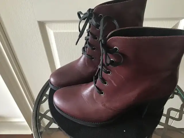Burgundy Leather Ankle Boots in Women's - Shoes in Markham / York Region - Image 4