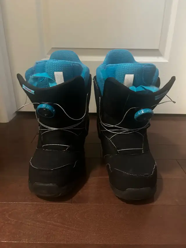 Burton Youth  Snowboard Boots in Snowboard in Calgary - Image 2