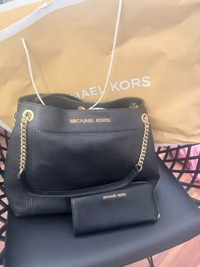 Micheal kors purse with matching wallet , View more