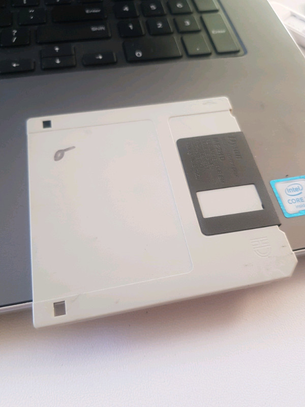 Unité de stockage Floppy disque vintage  dans Cartes-mémoires et clés USB  à Ville de Montréal - Image 2