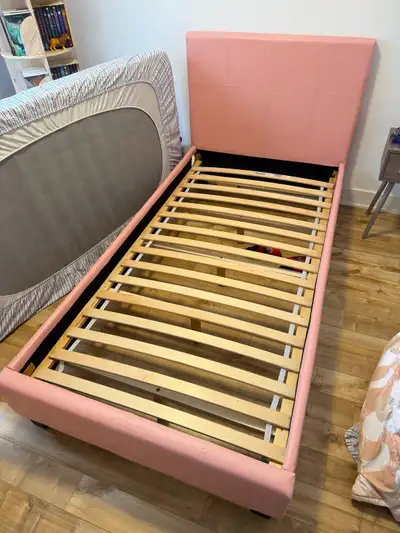 Lit twin (simple) avec matelas, draps et couvre lit., View more