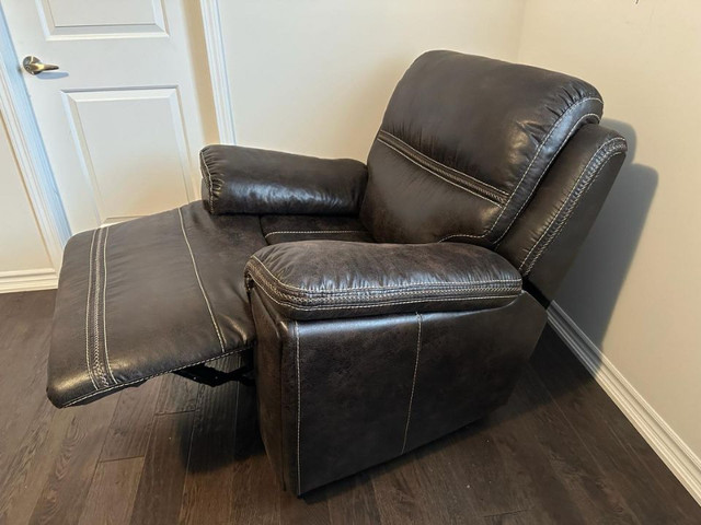 Real Leather Electric Recliner. in Chairs & Recliners in Woodstock - Image 3