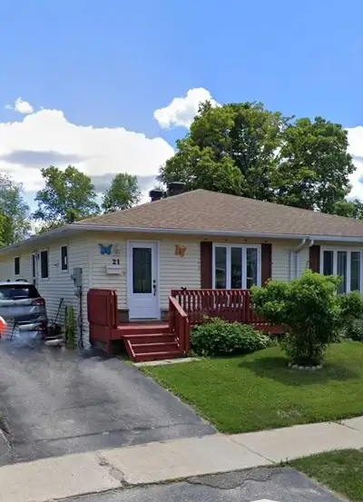 $1,925/month + utilities | Available Nov 1 - Flexible move in date.| Stewart Crescent Well-maintaine...