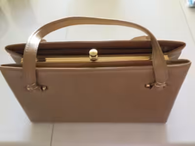 Sac à main beige (couleur fauve) des années 1975 de marque Calego Canada. 12 à 13 pouces de long, 8...