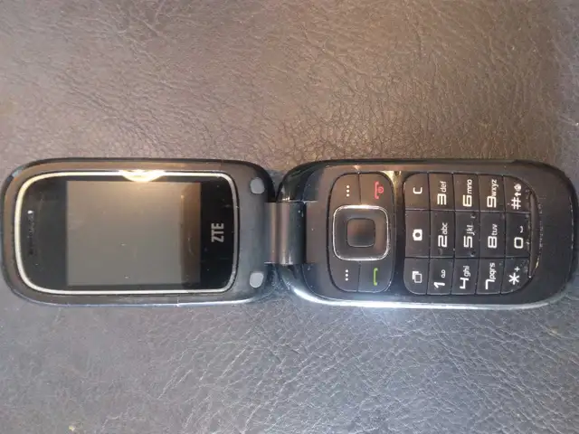 ZTE flip phone model Z222 Unlocked in Cell Phones in Markham / York Region - Image 2