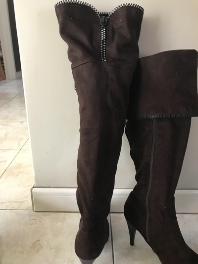 Bottes simili-suède brunes gr 7.5, hauteur 16 po. talon 2.5po25$, View more