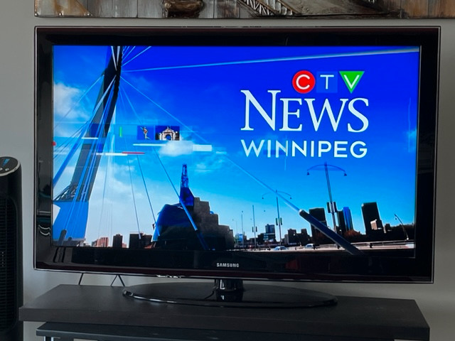 SAMSUNG 52 INCH   1080  LCD TV in TVs in Winnipeg - Image 2