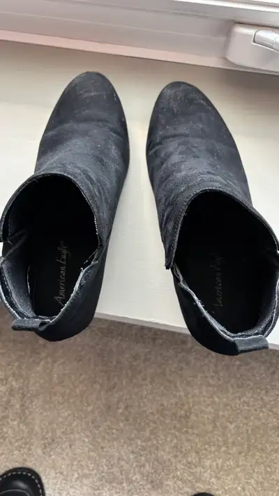 These American Eagle black booties are in good condition, perfect for adding a touch of style to any...