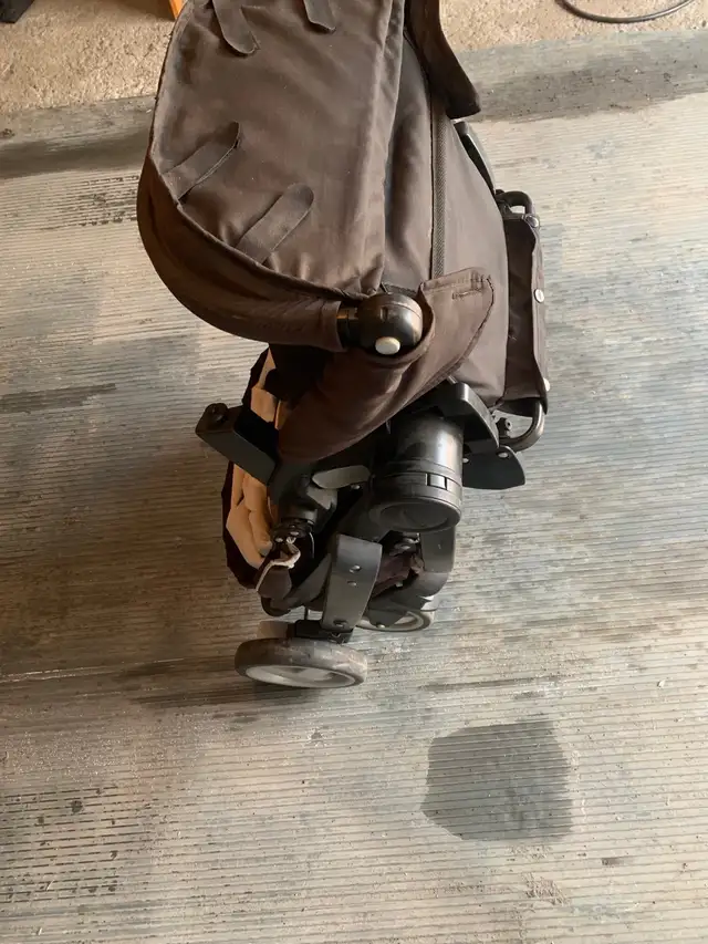 Poussette/Stroller  in Strollers, Carriers & Car Seats in Longueuil / South Shore - Image 4