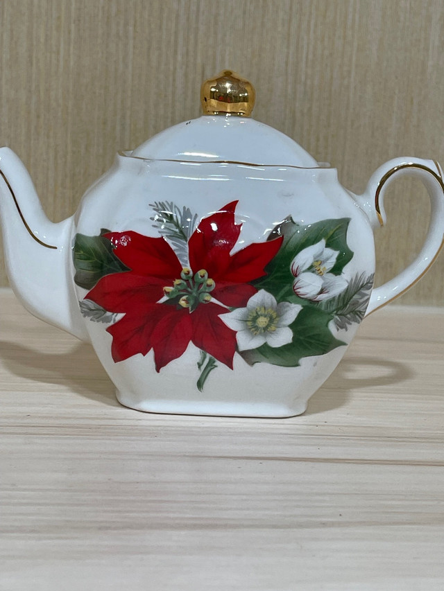 Small Christmas tea pot , Sadler England- some hairline  in Kitchen & Dining Wares in Hamilton - Image 2