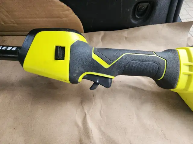 RYOBI 40V HP Brushless  Cordless Carbon Fiber Weedwacker Tool in Lawnmowers & Leaf Blowers in Windsor Region - Image 3