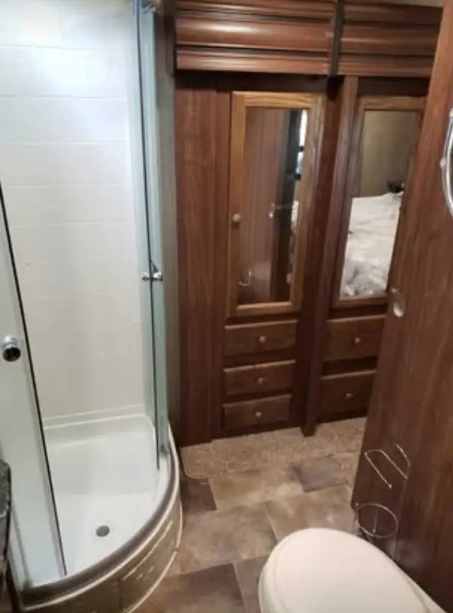 2017 Keystone Sprinter 332DEN | 4 Slides | Rear Living | $38,000 in Travel Trailers & Campers in Chilliwack - Image 7