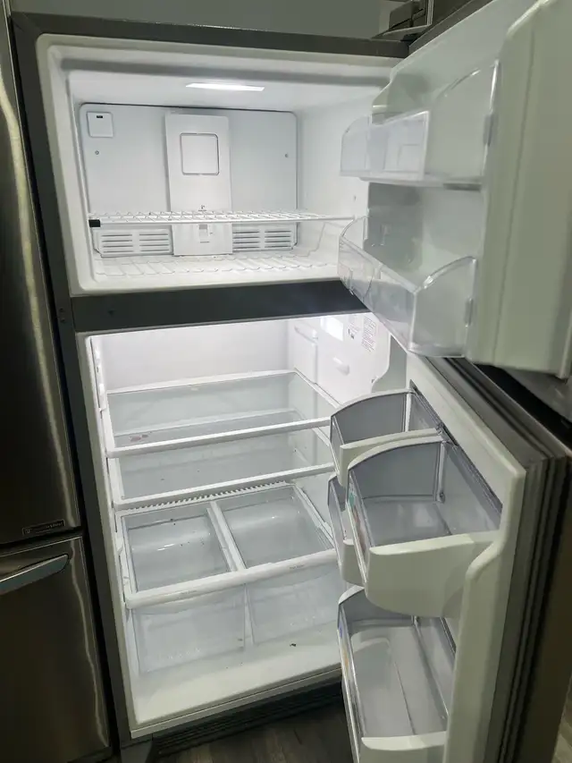 Frigidaire 18.2 cuft top freezer bottom fridge can deliver  in Refrigerators in Oakville / Halton Region - Image 4
