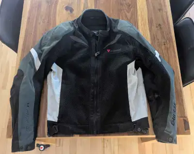 Bonjour, hi, Je vens un manteau en textile aéré de marque Dainese à vendre, taille 56.