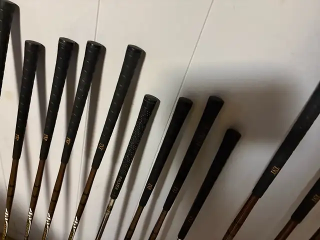 Great shape women’s right handed golf clubs and bag graphite in Golf in Guelph - Image 6