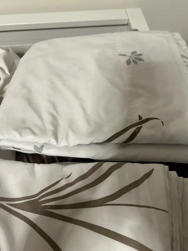White Floral and Leaf Pattern bedding set (Queen size) in Bedding in Mississauga / Peel Region - Image 4