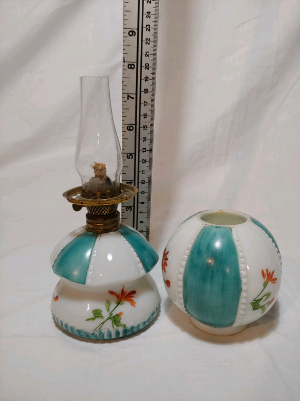 Antique Miniature Oil Lamp dans Art et objets de collection  à Ouest de l’Île - Image 3