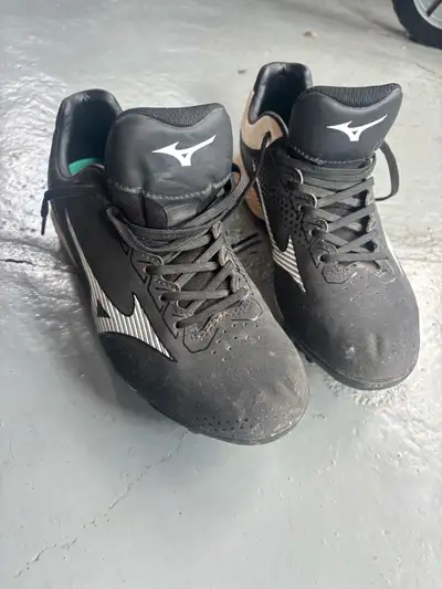 I'm selling a pair of used Mizuno baseball cleats, size Youth US 5. These cleats are designed for op...