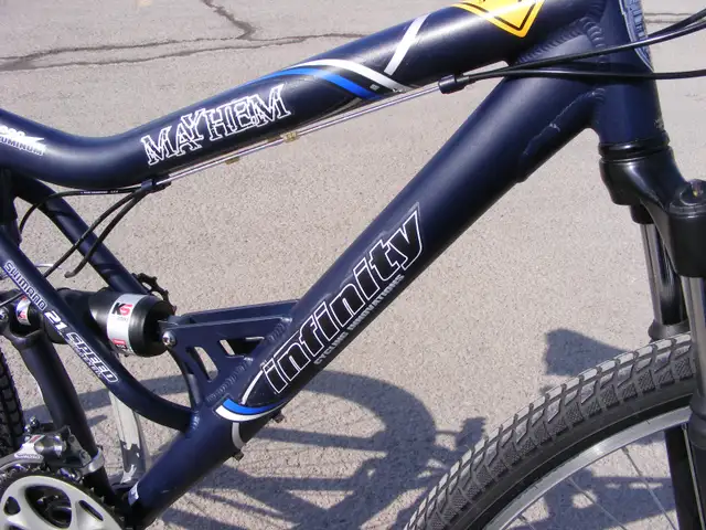 Vélo 26 po Infinity Mayhem, 21 vitesses, bleu. in Mountain in Laval / North Shore - Image 3