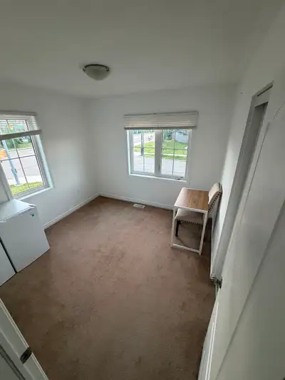 Private room for girl on upper level street - Wanless Drive and Leadenhall Road intersection- Availa...