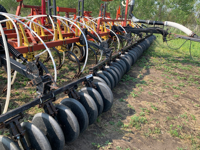 40’ Bourgault 8800 airseeder/138 tank. Can sell Cultivator separ in Other Business & Industrial in Saskatoon - Image 3