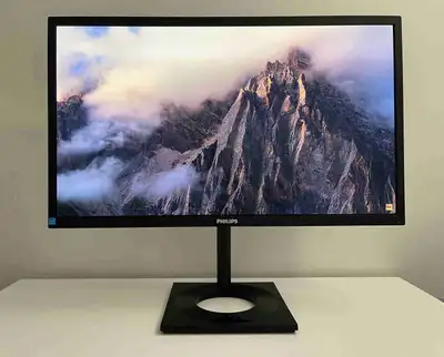 27” 4K OLED 60Hz monitor for sale in like new condition. Very crisp display with great colour accura...