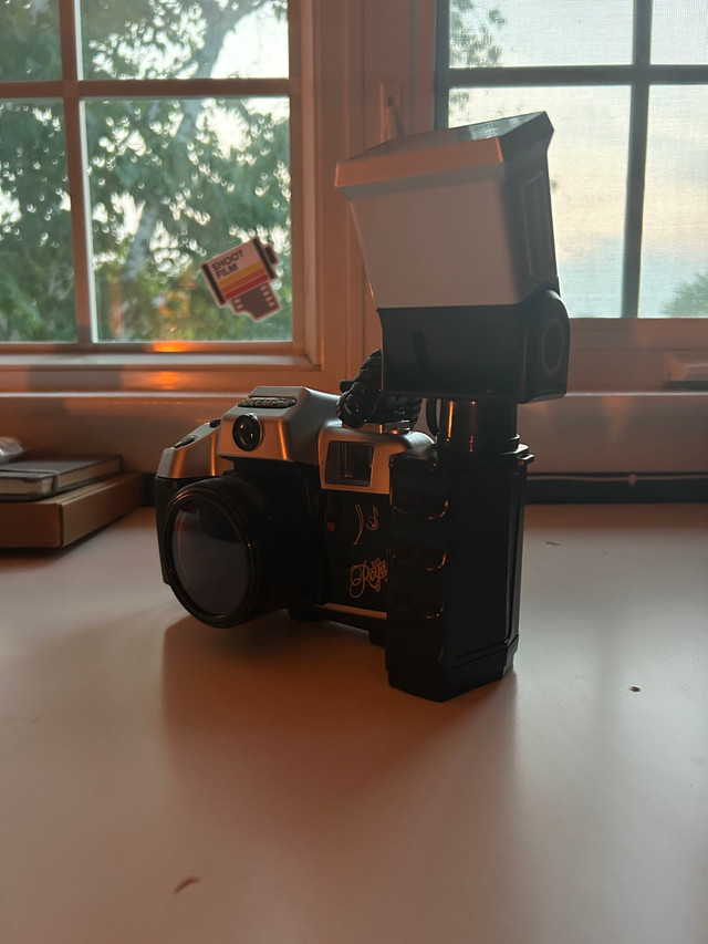 Vintage 1980’s 35mm film camera Cameras & Camcorders Mississauga