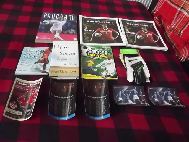 12 SOCCER ITEMS BUNDL:NIKE GOALIE GLOVES+11soccer mags/books,TFC in Soccer in City of Toronto - Image 3