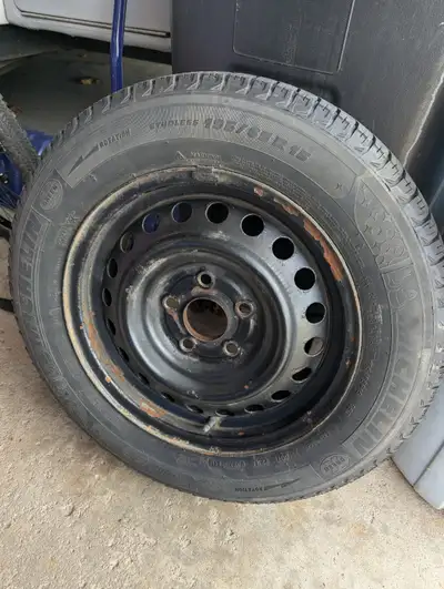 Steelie Rims with some rust. 195 65 R15 tires mounted but they are 12 years old (i.e. garbage)