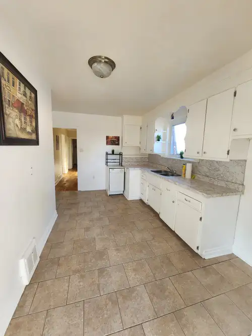 Victoria Park/Lawrence- Beautiful, spacious 3-bedroom main-floor apartment in a house, ideal for a p...