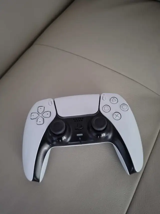 ps5 controller* Great Condition in General Electronics in Ottawa - Image 2