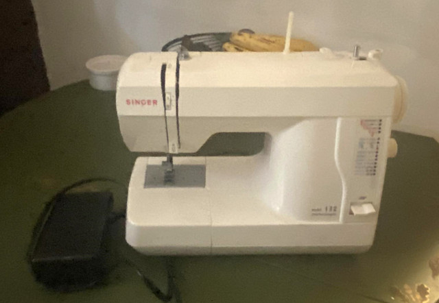 Singer 132 Featherweight Compact Efficiency Sewing Machine in Hobbies & Crafts in City of Toronto