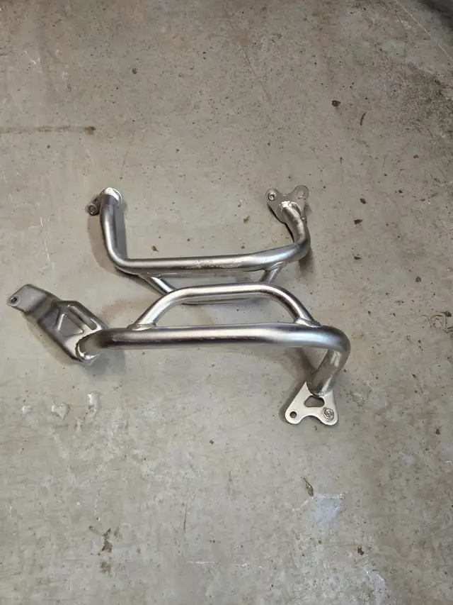 Africa twin 2023 crash bar Honda oem in Motorcycle Parts & Accessories in Laval / North Shore - Image 3