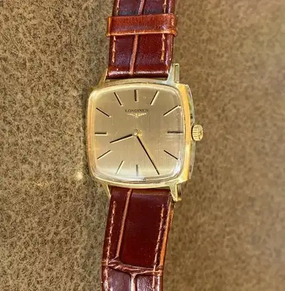 Slim Longines Vintage square men's hindwing watch in gold tone, Condition like new.
