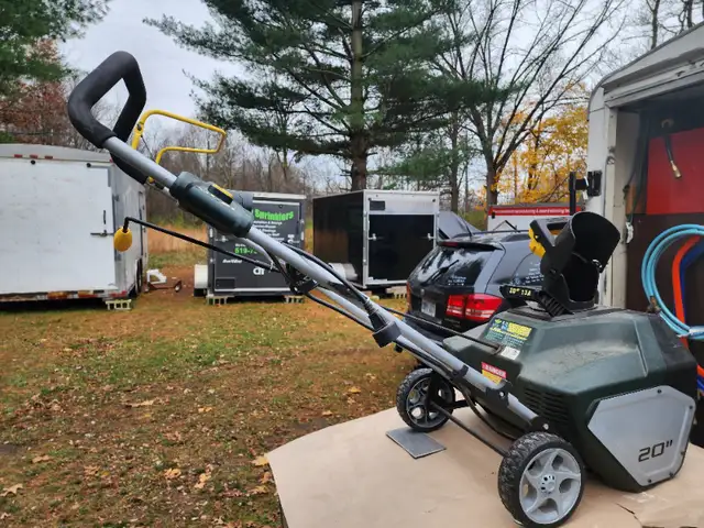 Yardworks 20" 13 Amp Corded Electric Snowblower W Lights in Snowblowers in Windsor Region - Image 3