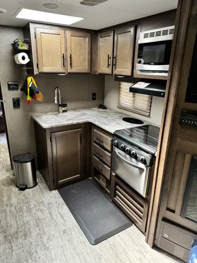 Rv Travel Trailer  in British Columbia in Canada - Image 8