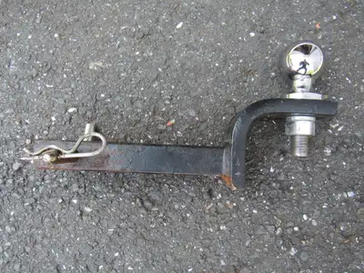 Hitch tire pour Remorque 1¼ avec boule de 2 Pouces ! Prix 15$... Pas de Réservations...