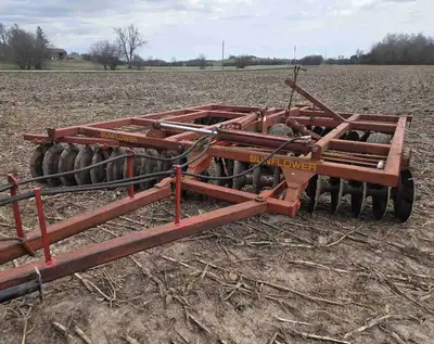 Sunflower offset disc. 15 feet. Hydraulic wing for transport, 9 inch disc spacing,23 inch discs 705...