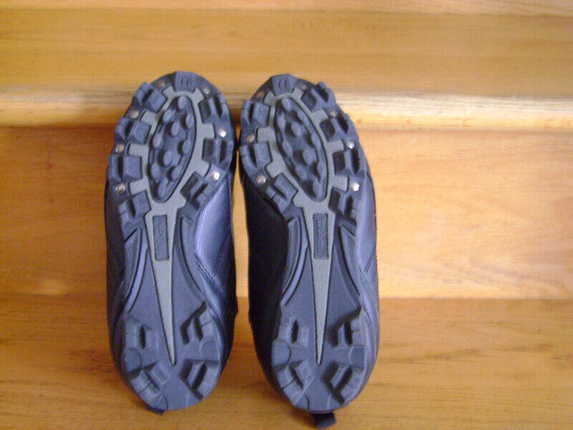 Les soulier noir unisexe soccer Wilson 7.5po (19cm) ,tibia XS dans Vêtements - 4T  à Ouest de l’Île - Image 4