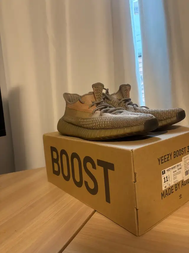 adidas Yeezy 350 sand 2020 size 11,5 in Men's Shoes in City of Toronto - Image 2