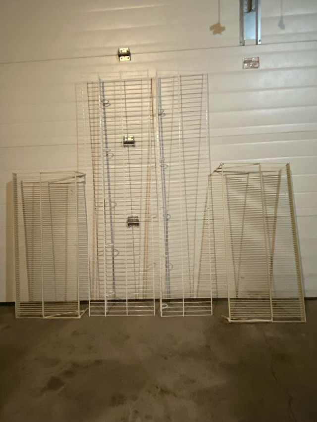 Metal shelves  dans Ventes de garage  à Calgary - Image 2