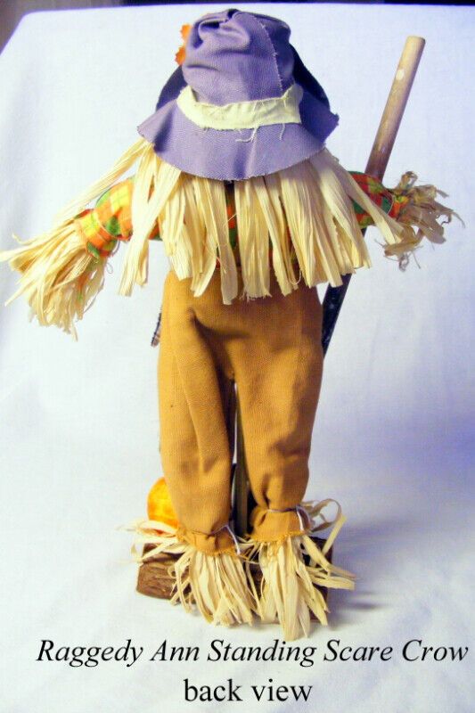 Straw Scarecrow standing rag Andy pumpkin shovel clothes, 30 cm dans Art et objets de collection  à Ville de Toronto - Image 3