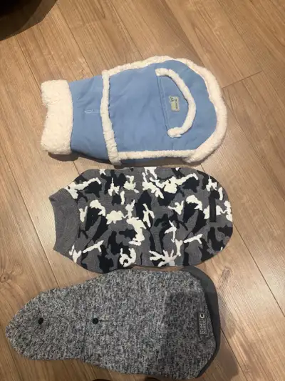 3 manteaux pour petit chien Grandeur XSmall Très bon état Utilisé quelques semaines, C'est le lot de...